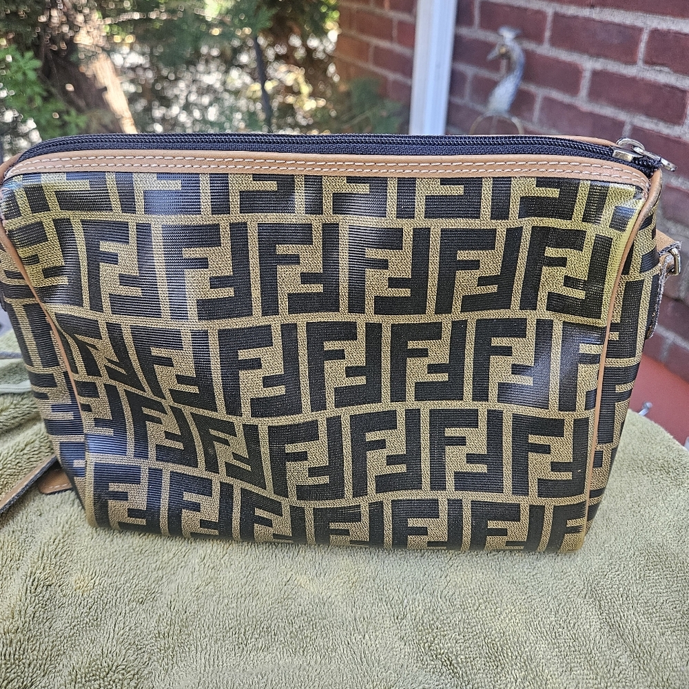 1970s Fendi Zucca Monogram Canvas Crossbody Bag in Black & Tan - Picture 4 of 12